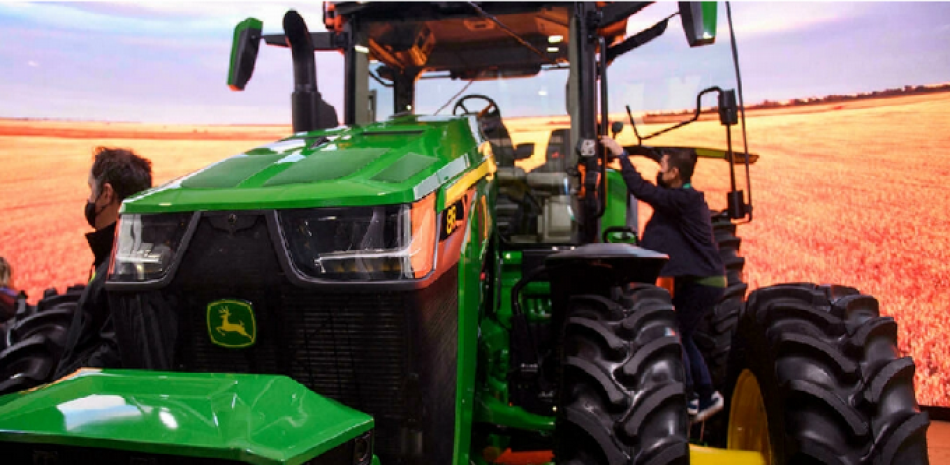 Tractor 8R totalmente autónomo presentado por John Deere en el Tech Show de Las Vegas, el 4 de enero de 2021 Patrick T. FALLON AFP