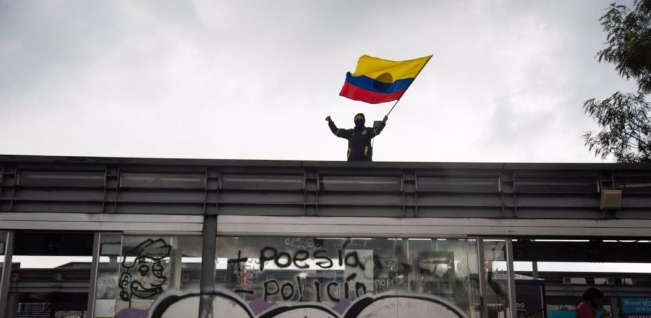 Manifestante con una bandera de Colombia durante una protesta. María Jose Gonzalez. Europa Press.