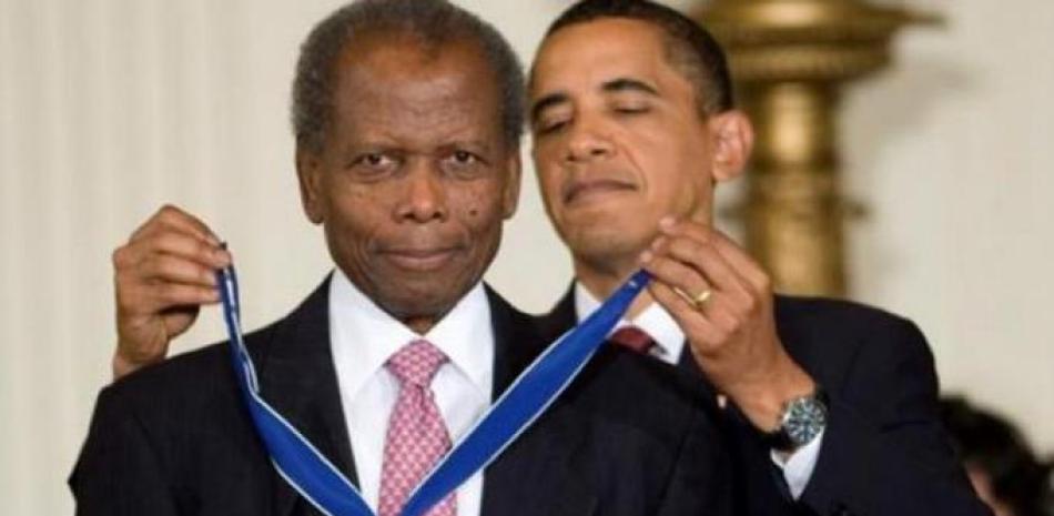 Poitier, cuando fue condecorado por el entonces presidente de EE. UU. Barack Obama | Foto: Fuente Extena.