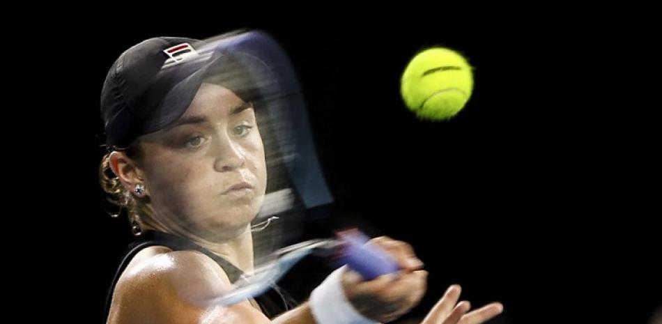 Ashleigh Barty devuelve una bola a Coco Gauff en su partido del Torneo Internacional de Adelaida, en Memorial Drive, en Adelaida, Australia.
