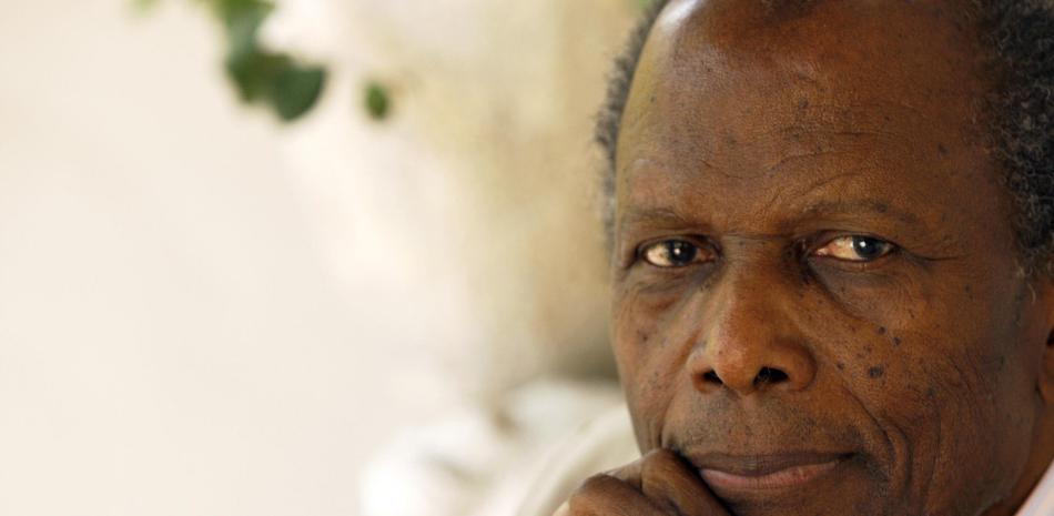 Sidney Poitier posa para un retrato en Beverly Hills, California el 2 de junio de 2008. El actor pionero e inspiración que transformó la manera en la que era retratada la gente negra en pantalla y se convirtió en el primer actor negro en ganar un Premio de la Academia en un papel protagónico y el primero en ser una potencia de la taquilla murió el jueves 6 de enero de 2022 en Bahamas. Tenía 94 años. (Foto AP/Matt Sayles, archivo).