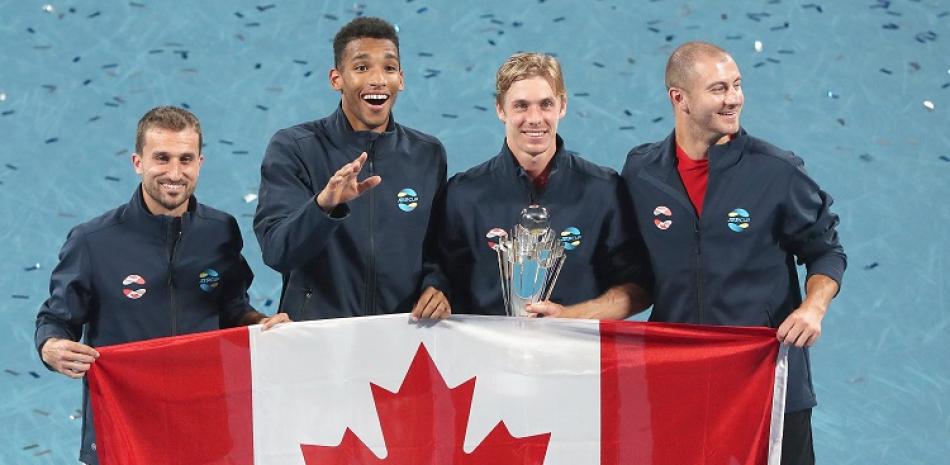 Los integrantes del equipo de Canadá posan con la bandera de su país luego de conquistar la Copa ATP.