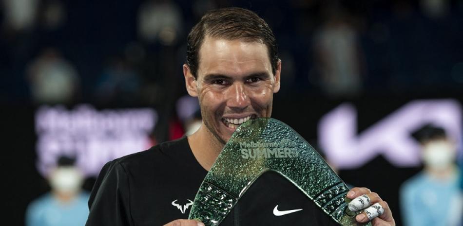Rafael Nadal celebra con el trofeo de campeón del torneo ATP 250 Summer Set.