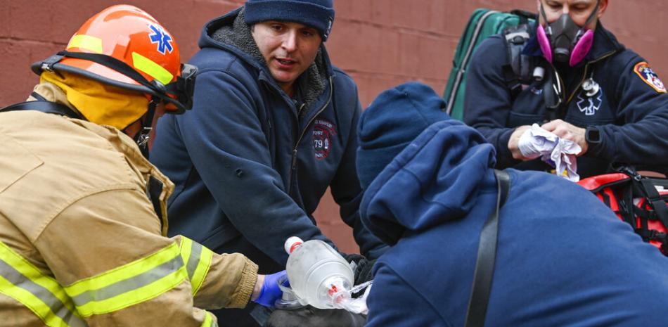 Personal de emergencia trabaja en una víctima de un incendio en la calle East 181 Street, el domingo 9 de enero de 2022, en el distrito del Bronx de Nueva York.

Foto: AP/Lloyd Mitchell