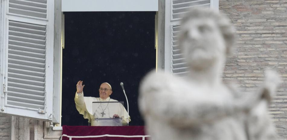 El papa Francisco ofrece la plegaria del Angelus desde una ventana con vistas a la Plaza de San Pedro del Vaticano, el domingo 9 de enero de 2022.

Foto: AP/Gregorio Borgia