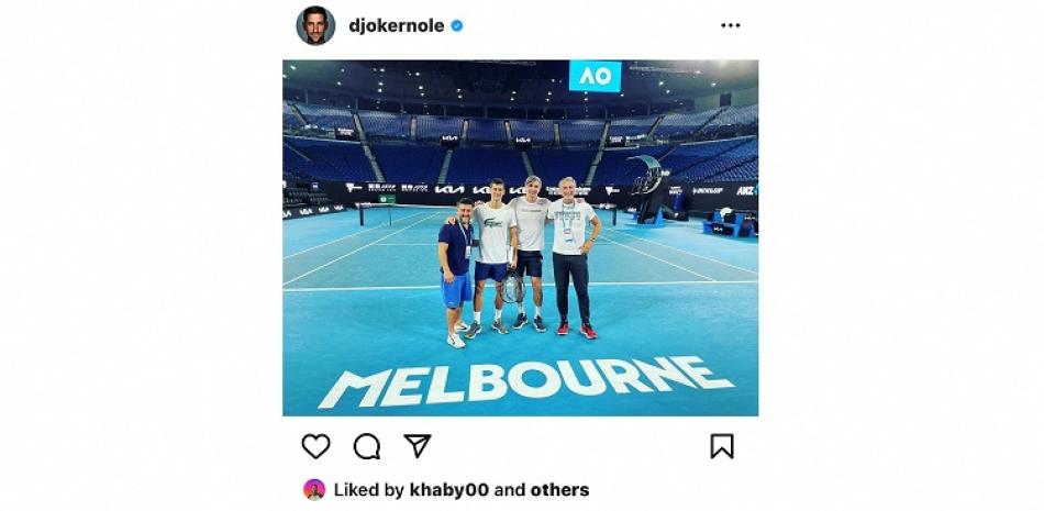 Una imagen tomada del Instagram de Novak Djokovic junto a su equipo de trabajo en la cancha de Australia.