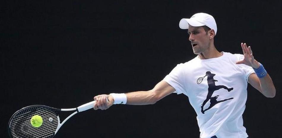 Novak Djokovic durante un entrenamiento en la arena Rod Laver en Melbourne previo al Abierto de Australia, el martes.