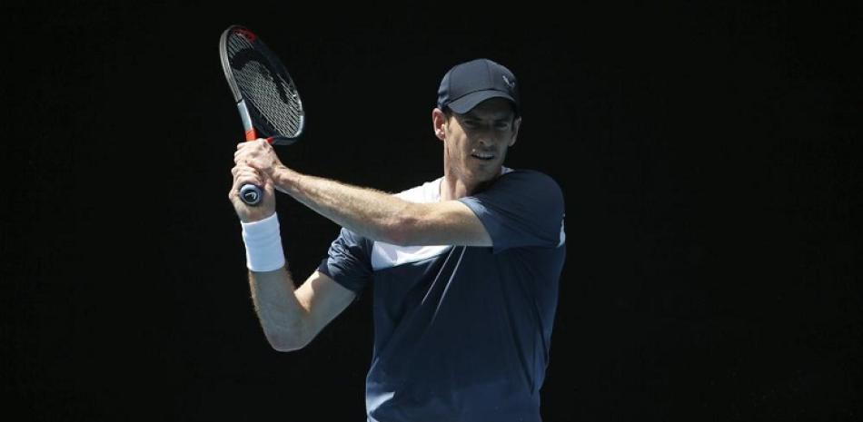 Andy Murray calienta durante un entrenamiento en el John Cain Arena, en el torneo Summer Set, previo al Abierto de Australia, en Melbourne, Australia.