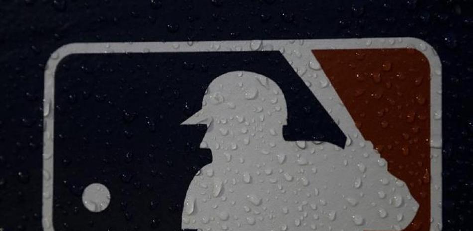 Un logo mojado por la lluvia en el estadio Fenway Park previo al primer juego de la Serie Mundial entre los Medias Rojas y Dodgers, el 23 de octubre de 2018.