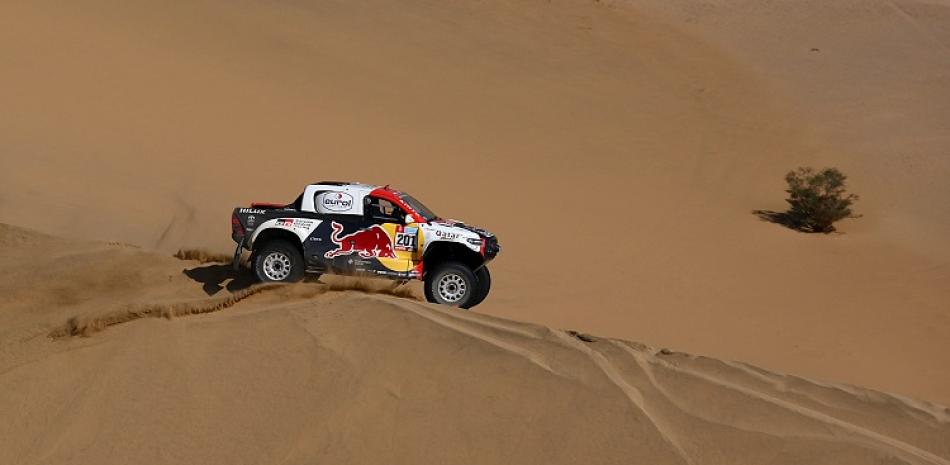 Nasser Al-Attiyah, de Toyota, y su co-equipero Mathieu Baumel compiten durante la etapa número 11 del Rally Dakar.