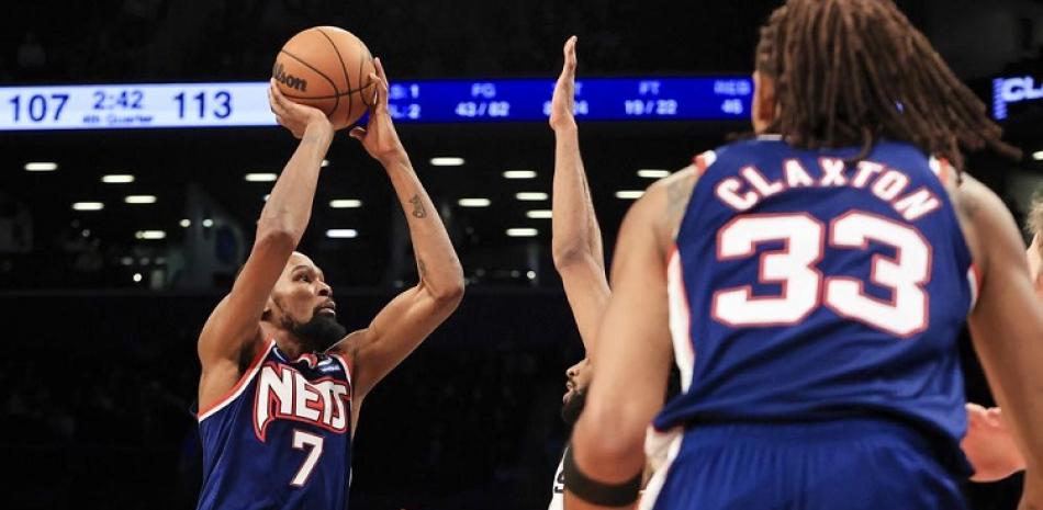 Kevin Durant (7), de los Nets de Brooklyn, intenta anotar ante los Spurs de San Antonio, el pasado domingo, en Nueva York.