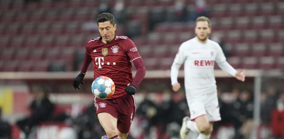 Robert Lewandowski, del  Bayern Munich, controla el balón en el primer tiempo del encuentro contra Colonia.