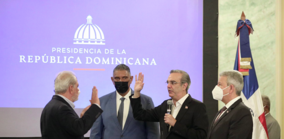 Abinader juramenta a José Vila del Castillo como Comisionado para la implementación de la estrategia de transformación de la Policía .