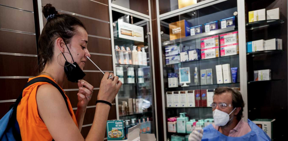 Una colaboradora de una farmacia dijo que en muchos países se venden ya las pruebas rápidas en las farmacias, pero en RD no se ha establecido si serán con isopo o saliva.