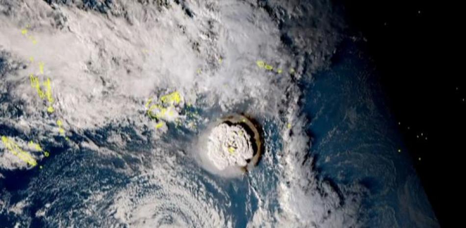Una captura tomada de imágenes del satélite Himawari-8 de Japón y publicada por el Instituto Nacional de Información y Comunicaciones (Japón) el 15 de enero de 2022 muestra la erupción volcánica que provocó un tsunami en Tonga. La erupción fue tan intensa que se escuchó como "fuertes truenos" en Fiji, a más de 800 kilómetros (500 millas) de distancia.
Folleto / INSTITUTO NACIONAL DE INFORMACIÓN Y COMUNICACIONES (JAPÓN) / AFP