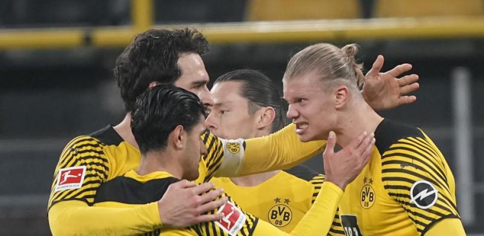 Erling Haaland, derecha, celebra con sus compañeros el cuarto gol que anotaron contra el Friburgo.