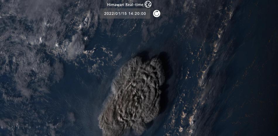 Esta imagen satelital tomada por Himawari-8, un satélite meteorológico japonés operado por la Agencia Meteorológica de Japón y publicada por el Instituto Nacional de Tecnología de la Información y las Comunicaciones (NICT), muestra la erupción de un volcán submarino en la nación del Pacífico de Tonga el sábado 15 de enero de 2022.

Foto: NTIC vía AP