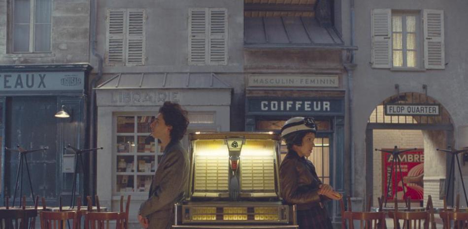 Timothée Chalamet, izquierda, y Lyna Khoudri en una escena de "The French Dispatch" en una imagen proporcionada por Searchlight Pictures. (Searchlight Pictures via AP).