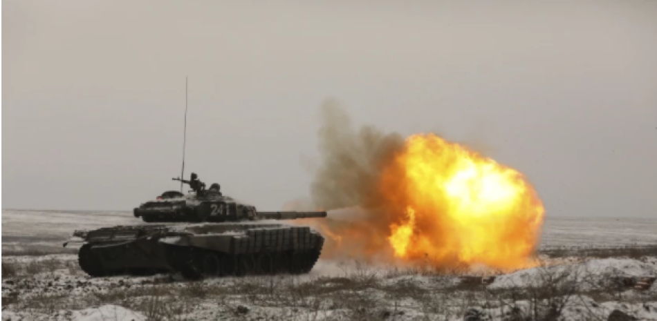 Un tanque ruso T-72B3 dispara mientras las tropas participan en simulacros en el campo de tiro de Kadamovskiy en la región de Rostov, en el sur de Rusia.
(Associated Press)