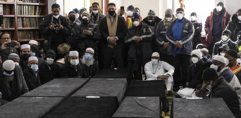 Gran cantidad de dolientes participan en el funeral de las víctimas de un incendio en un edificio del distrito del Bronx en el que murieron 17 personas, el 16 de enero de 2022, en Nueva York. (Foto AP/Yuki Iwamura)