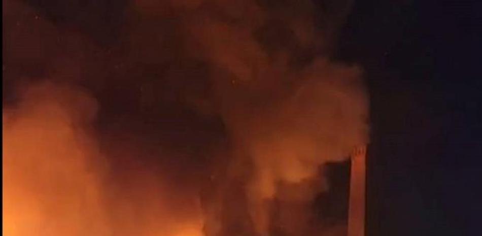 En esta imagen, tomada de un video proporcionado por Mikey B, se muestra un incendio cerca de una planta química, el 14 de enero de 2022 en Passaic, Nueva Jersey. (Mikey B via AP) MIKEY B AP