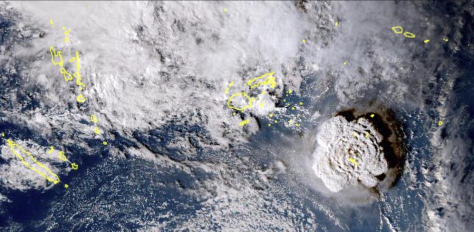 En esta imagen satelital, tomada por el satélite japonés Himawari-8 y distribuida por la agencia meteorológica del pais, se muestra la erupción de un volcán submarino cerca de Tonga, en el océano Pacífico, el 15 de enero de 2022. (Agencia Meteorológica de Japón vía AP)