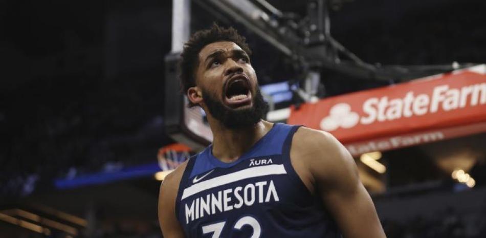 El pívot de los Timberwolves de Minnesota Karl-Anthony Towns luego de encestar durante la primera mitad del partido de la NBA contra los Warriors de Golden State.