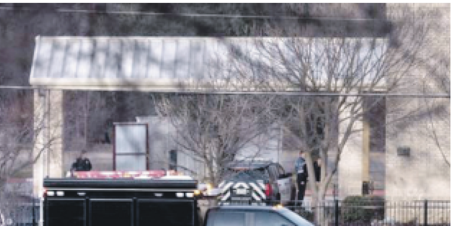 Una camioneta de la policía permanece estacionada afuera de la sinagoga Beth Israel, el domingo 16 de enero de 2022, en Colleyville, Texas.. AP