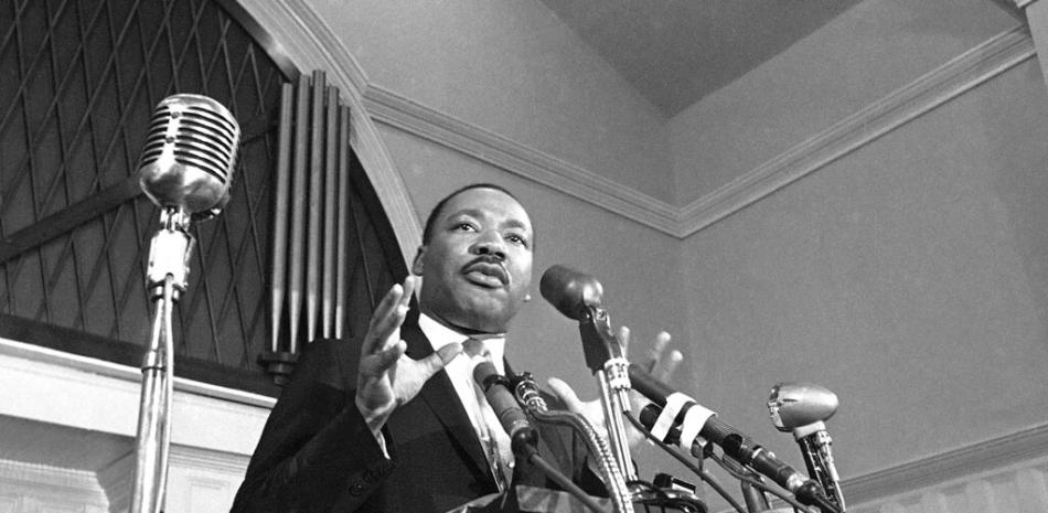 En esta foto de 1960, el líder de los derechos civiles Martin Luther King Jr. habla en Atlanta.

Foto:  AP, Archivo)