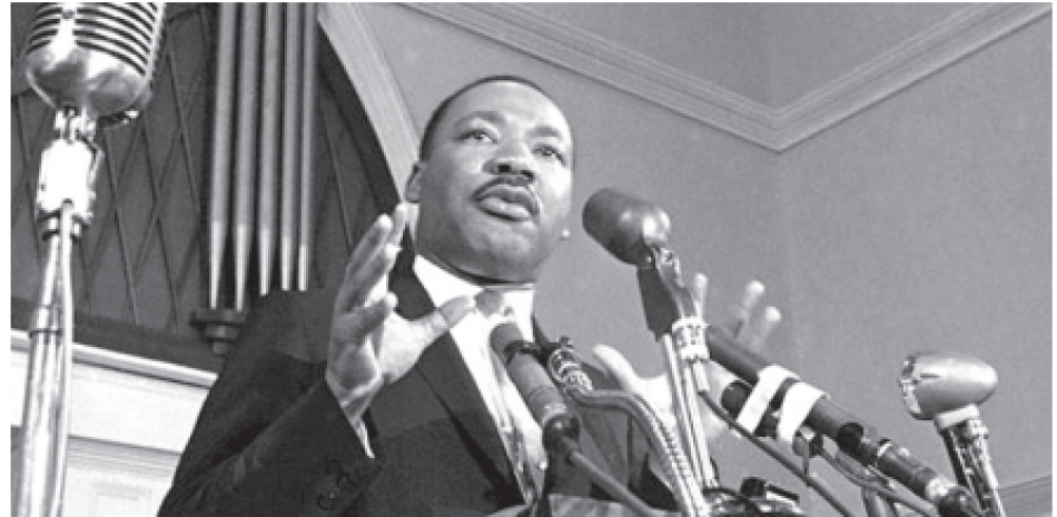 En esta foto de 1960, el líder de los derechos civiles Martin Luther King Jr. habla en Atlanta. AP