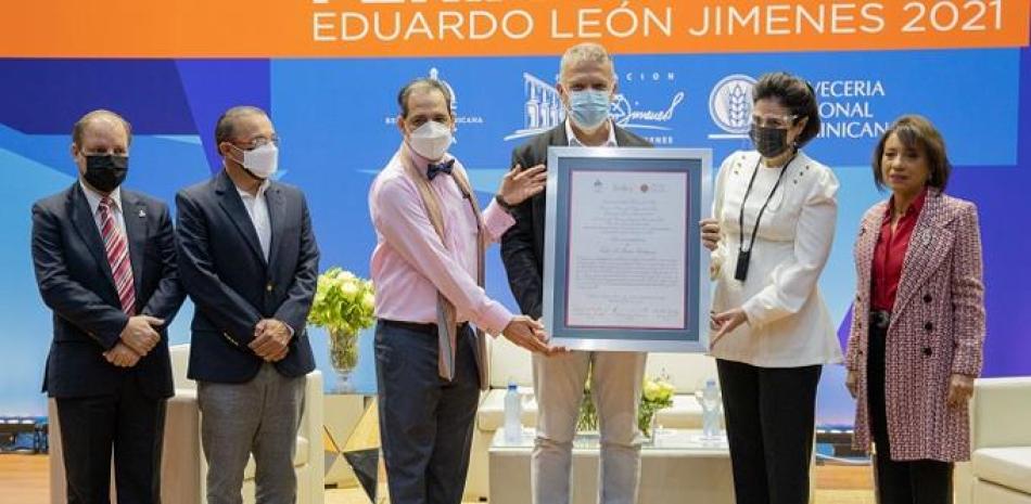 Ramón Pastor De Moya y María Amalia León entregan el premio a Tulio A. Matos Rodríguez, les acompañan otras personalidades