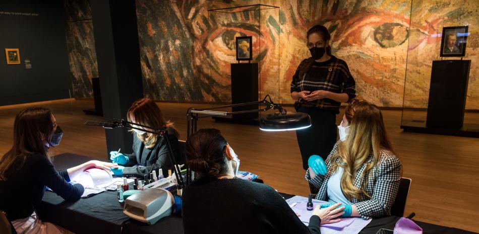 Sesión de manicura en el Museo Van Gogh de Ámsterdam.

Foto: SANNE DERKS| EP