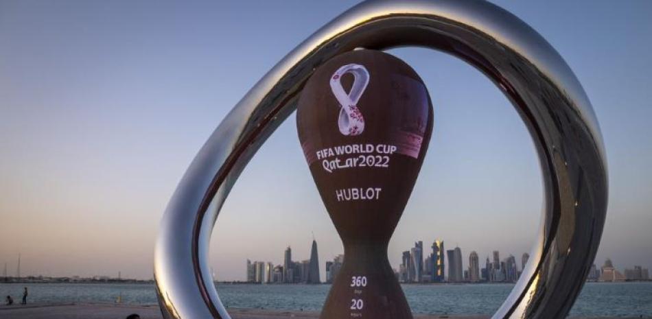 Un par de niños observa el reloj que marca la cuenta regresiva hacia el Mundial de Qatar en Doha, en noviembre.