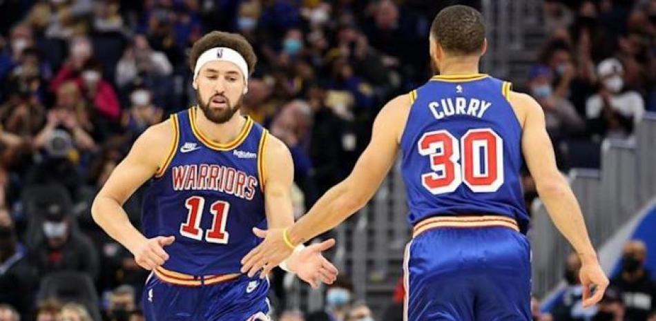 Klay Thompson es felicitado por su compañero Stephen Curry durante el partido entre los Warriors y los Pistons en el baloncesto de la NBA.