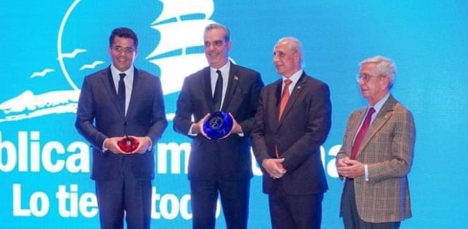 El presidente de la República, Luis Abinader y el ministro de Turismo, David Collado fueron galardonados por Premios Excelencias 2021.