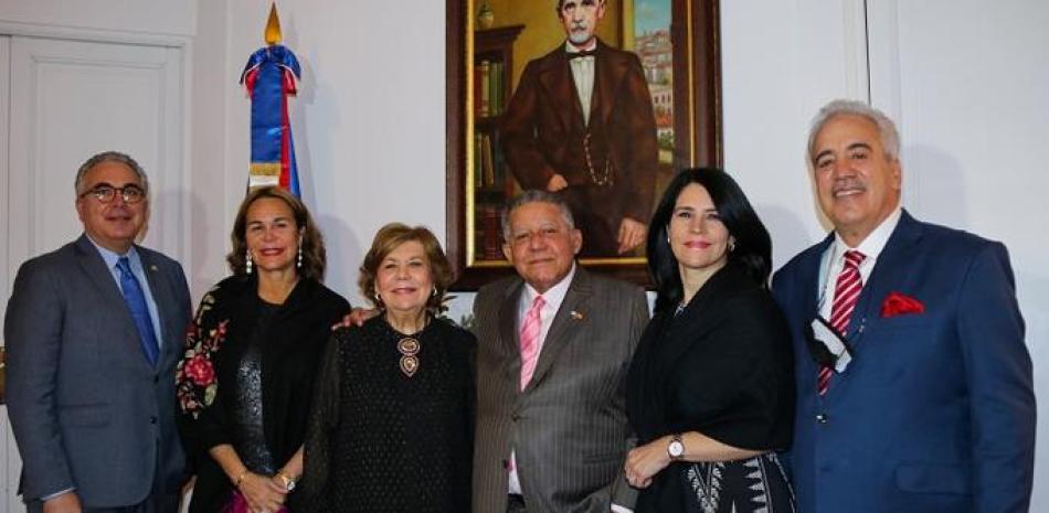 Roberto Cavada, Rosanna Rivera, Ada Wiscovitch de Díaz, Juan Bolívar Díaz, Alicia Ortega y Fernando Hasbún.