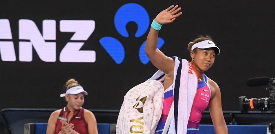 Naomi Osaka dice adiós al público luego de perder en la tercera ronda del Abierto de Australia.