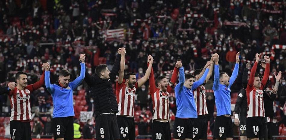 Los jugadores del Athletic de Bilbao festejan tras eliminar al Barcelona en los octavos de final de la Copa del Rey.