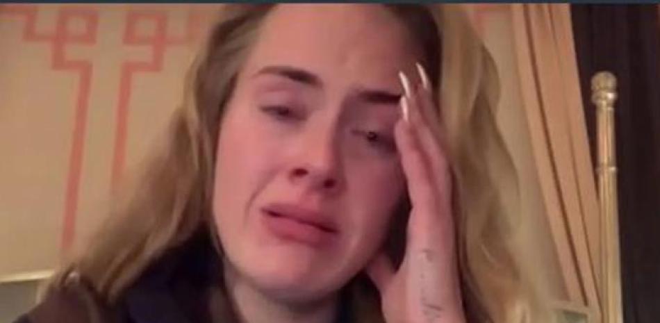 Adele apareció llorando en un video para anunciar que posponía su residencia artística en Las Vegas porque parte de su equipo estaba contagiado de covid.