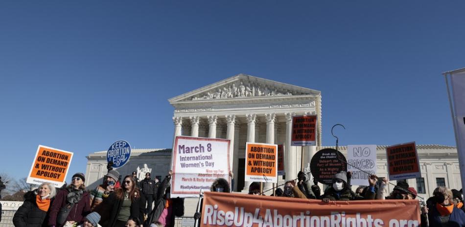 Los activistas asisten a una manifestación organizada por el grupo "Rise Up 4 Abortion Rights" frente a la Corte Suprema de EE. UU. el 22 de enero de 2022 en Washington, DC. Anna Moneymaker / GETTY IMAGES NORTEAMÉRICA / Getty Images vía AFP