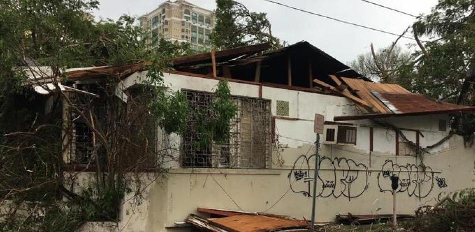 Daños causados en una casa tras el paso del huracán, en San Juan (Puerto Rico), el 21 de septiembre de 2017. /EFE / JORGE MUNIZ
