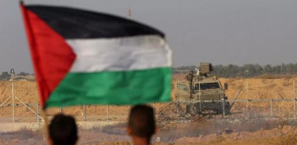 Manifestantes palestinos con una bandera en la frontera entre la Franja de Gaza e Israel - Ashraf Amra/APA Images via ZUMA / DPA - Archivo