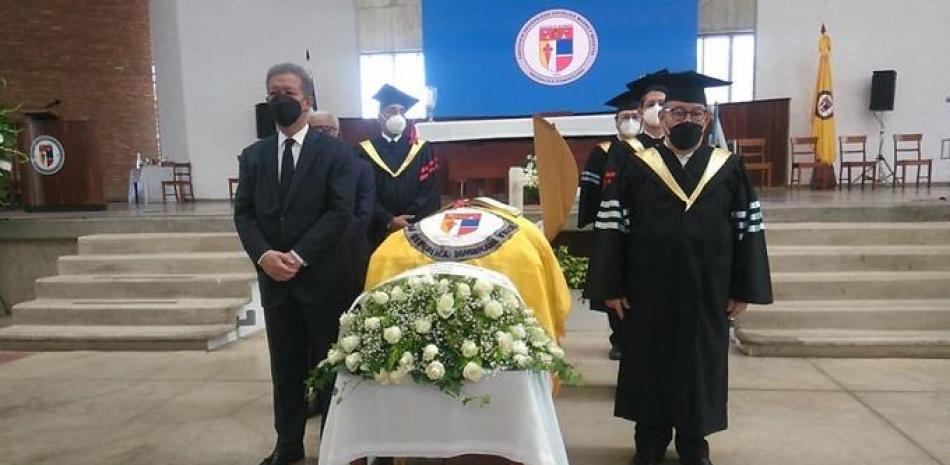 Fernández al momento de hacer guardia de honor en el funeral del Monseñor Agripino. Onelio Domínguez / LD
