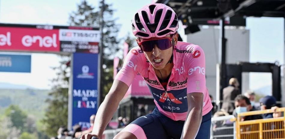 El ciclista colombiano Egan Bernal tras completar la 17ma etapa del Giro de Italia, en Sega Di Ala, el 26 de mayo de 2021.