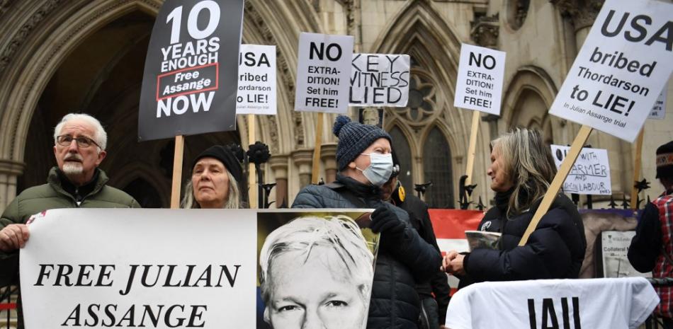 Los partidarios del fundador de WikiLeaks, Julian Assange, sostienen una pancarta durante una protesta contra su extradición a los EE.UU. Foto: Daniel Leal/AFP.