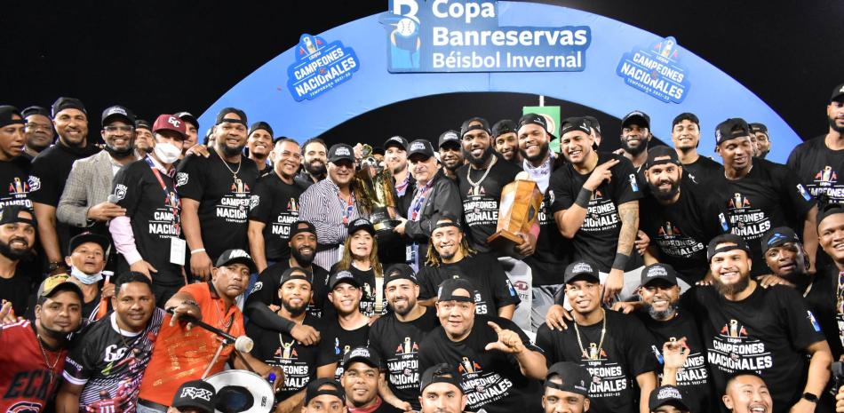 Los hermanos Héctor  José y Samir Rizek muestran el trofeo de campeones junto al equipo completo , el manager y el gerente general Jesús Mejía.