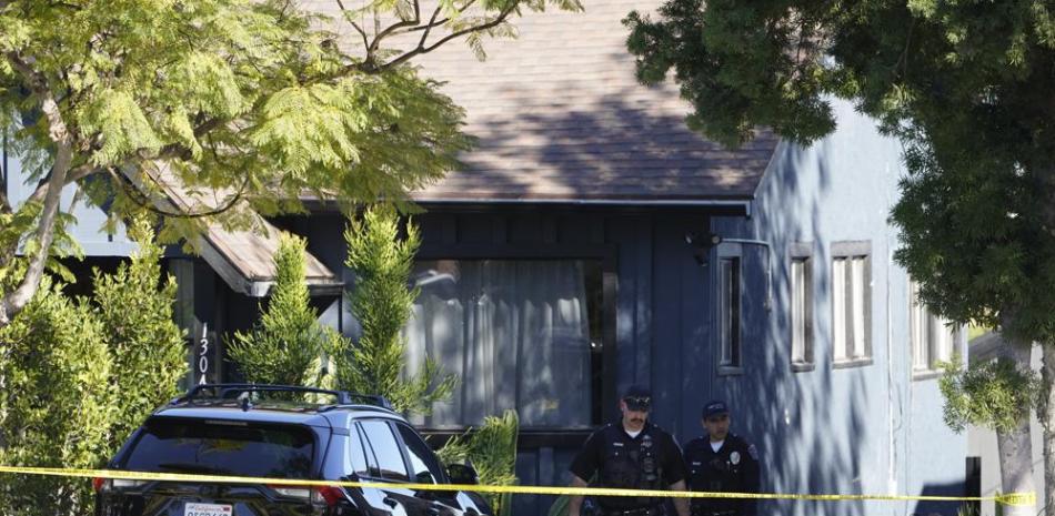 Investigadores de la policía salen de una escena de crimen en una casa de Inglewood, California, el domingo 23 de enero de 2022. Foto: Damian Dovarganes/AP.