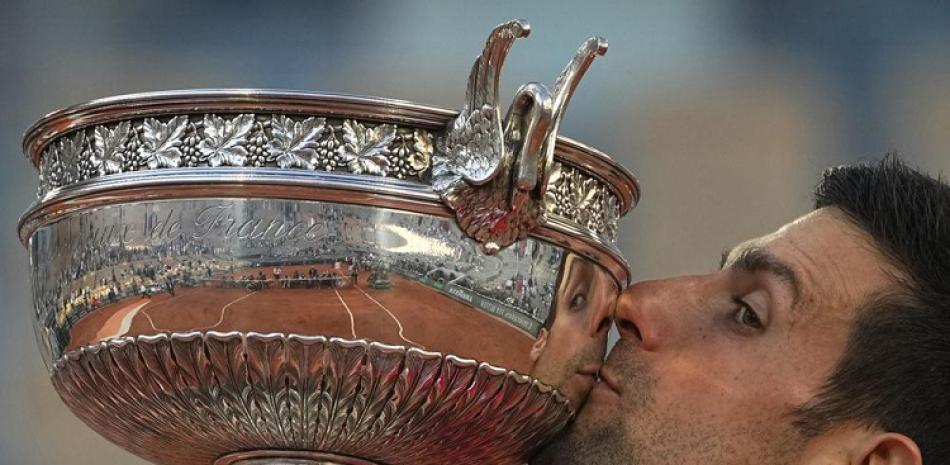 El serbio Novak Djokovic besa la copa tras vencer al griego Stefanos Tsitsipas en la final del Abierto de Francia en junio del 2021.