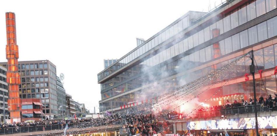 Una protesta en contra de las medidas contra el coronavirus en Estocolmo, Suecia. / AP
