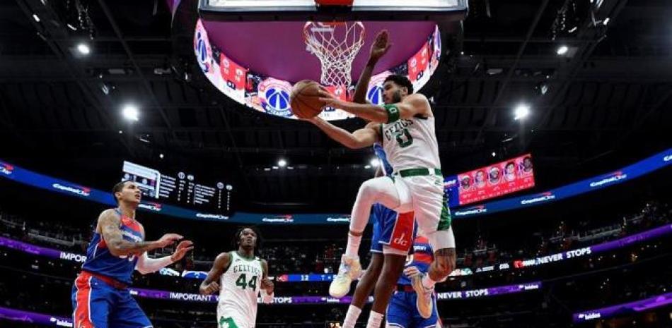 Jayson Tatum, de los Celtics, se eleva en busca de un canasto en acción del domingo en la NBA frente a los Wizards.